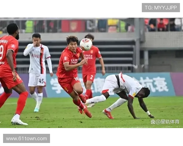 铜梁龙2-0胜新鹏城登顶 余望陈纯新破门